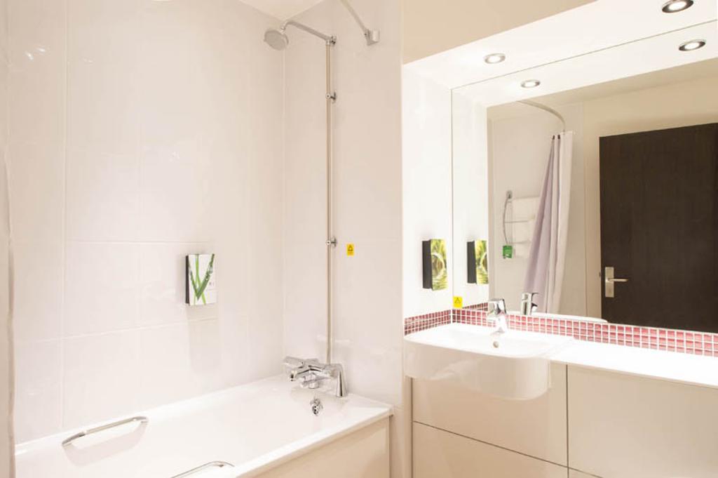 Premier Inn Glasgow East Kilbride - Peel Park ภายนอก รูปภาพ