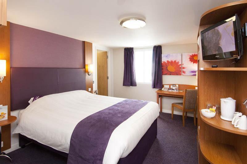 Premier Inn Glasgow East Kilbride - Peel Park ภายนอก รูปภาพ
