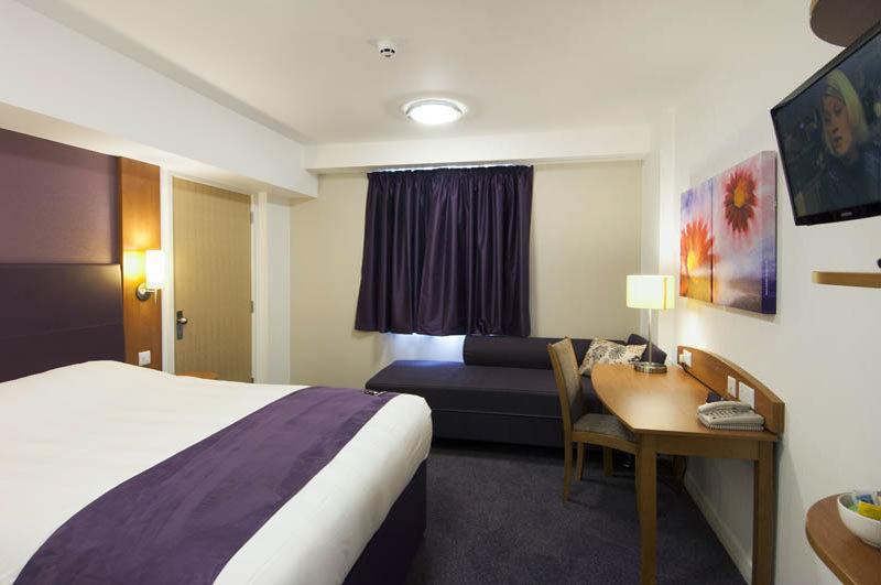 Premier Inn Glasgow East Kilbride - Peel Park ภายนอก รูปภาพ